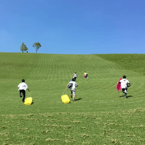 丘を駆け上がる子供たち2