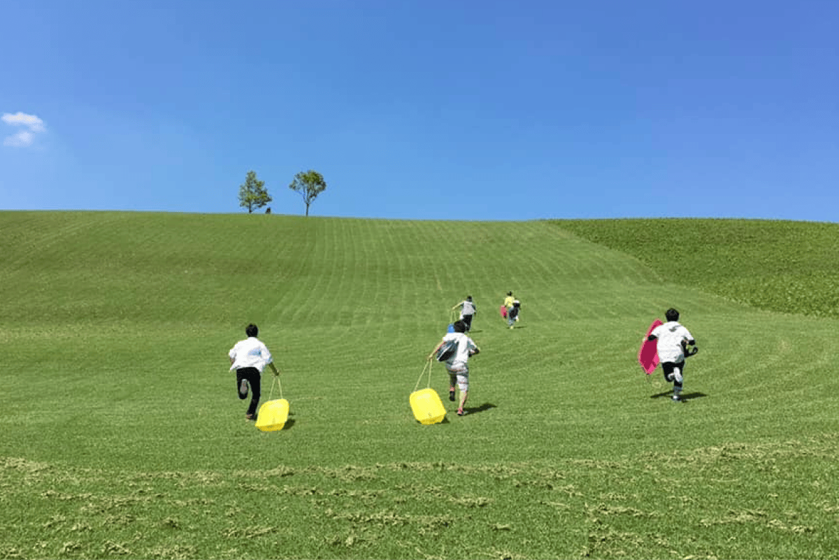 丘を駆け上がる子供たち1