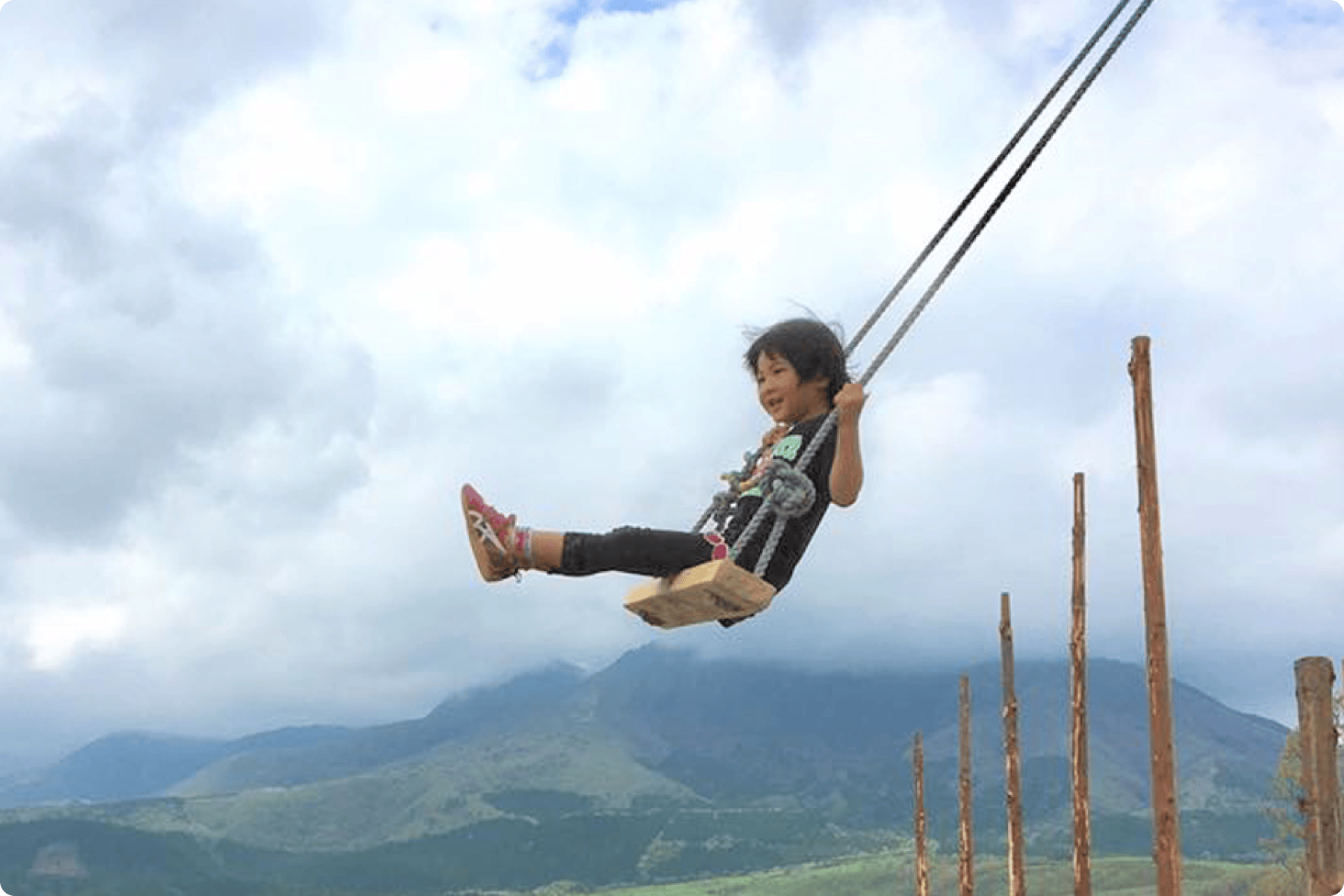 ブランコを漕ぐ少年